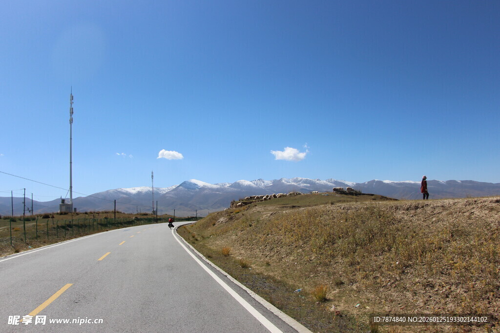 蜿蜒公路通向远方雪山