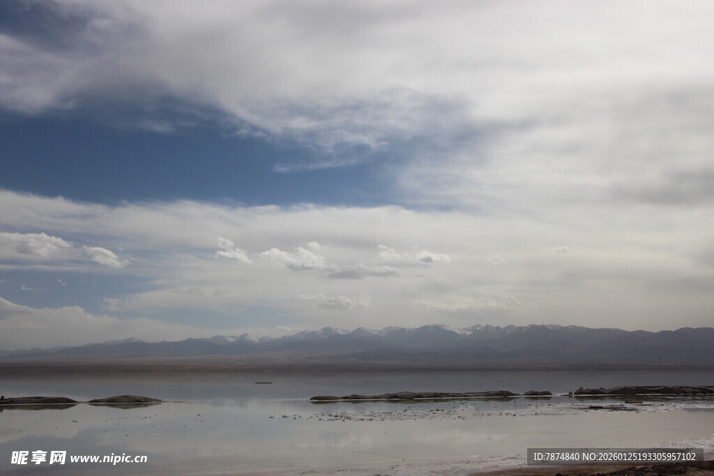 广阔蓝天与平静水域景观