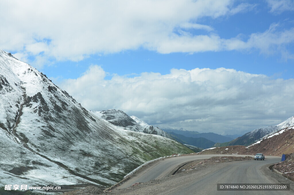 雪山下的公路美景