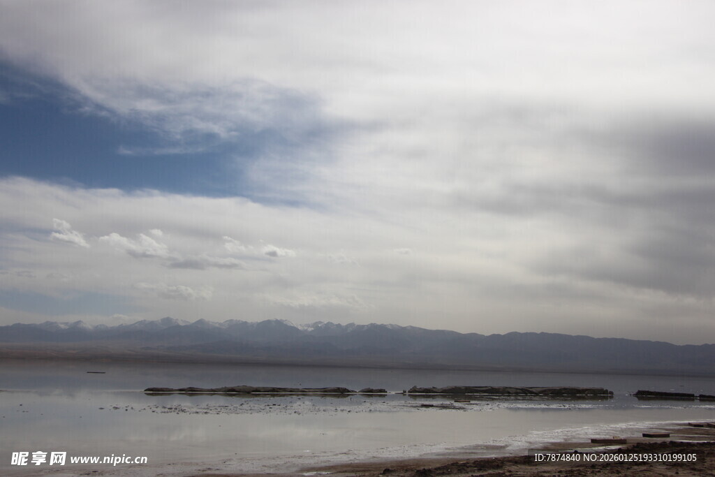 湖畔风光 天空与湖水相映