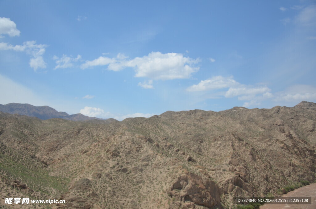 壮丽山景 蓝天白云相伴