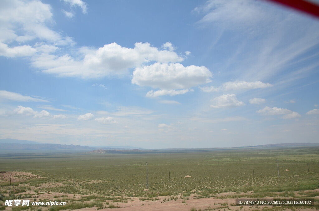 广袤原野上的蓝天白云