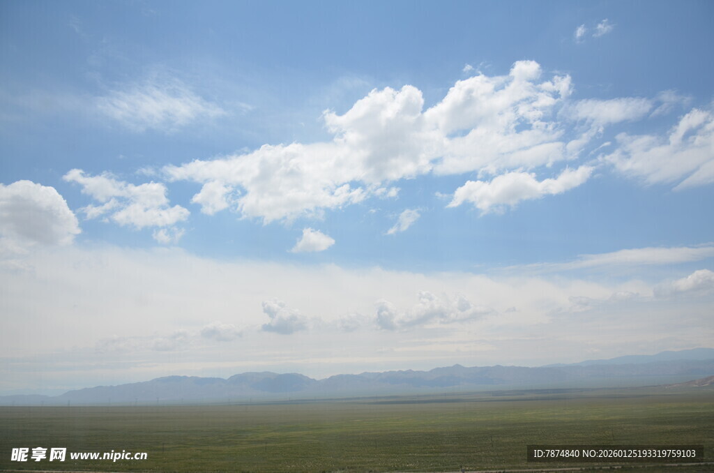 蓝天白云下的广袤原野