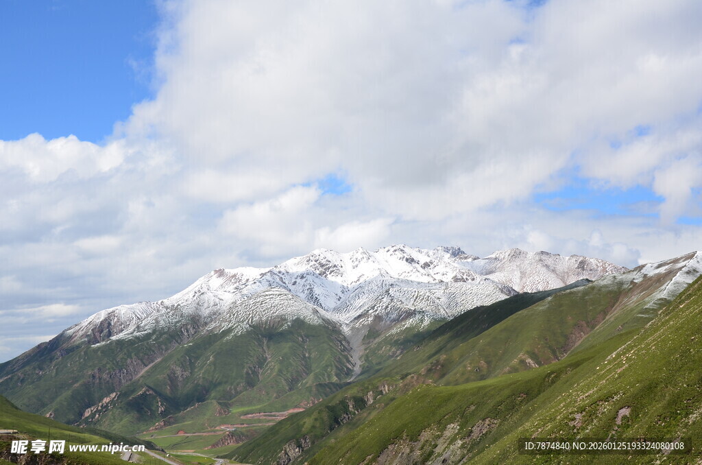 雪山下的翠绿山谷