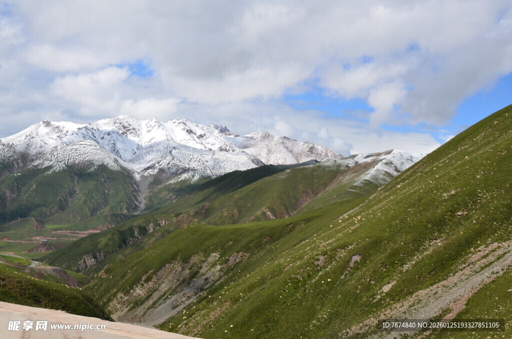 山间公路旁的壮丽雪山景