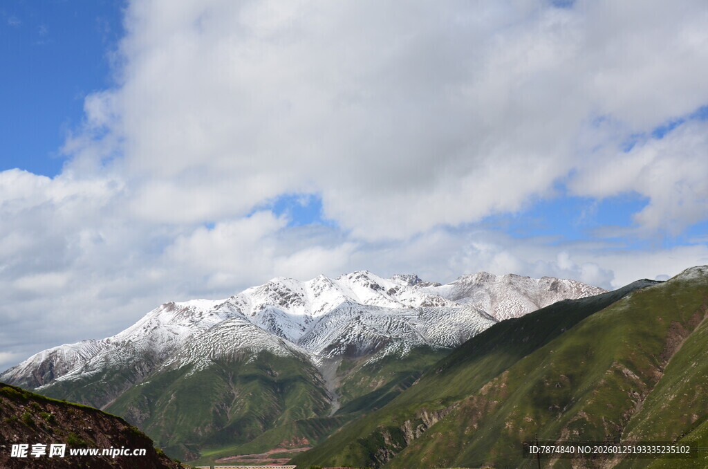 雪山云海壮丽山景