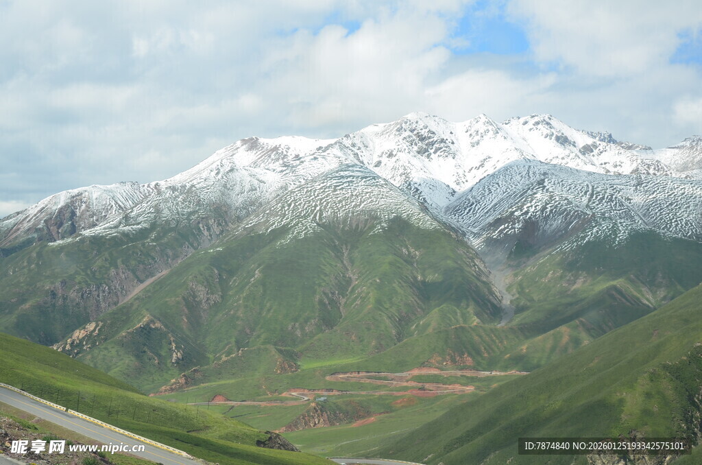 雪山下的壮美山谷风光