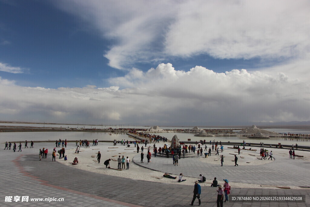 茶卡盐湖景区游人如织
