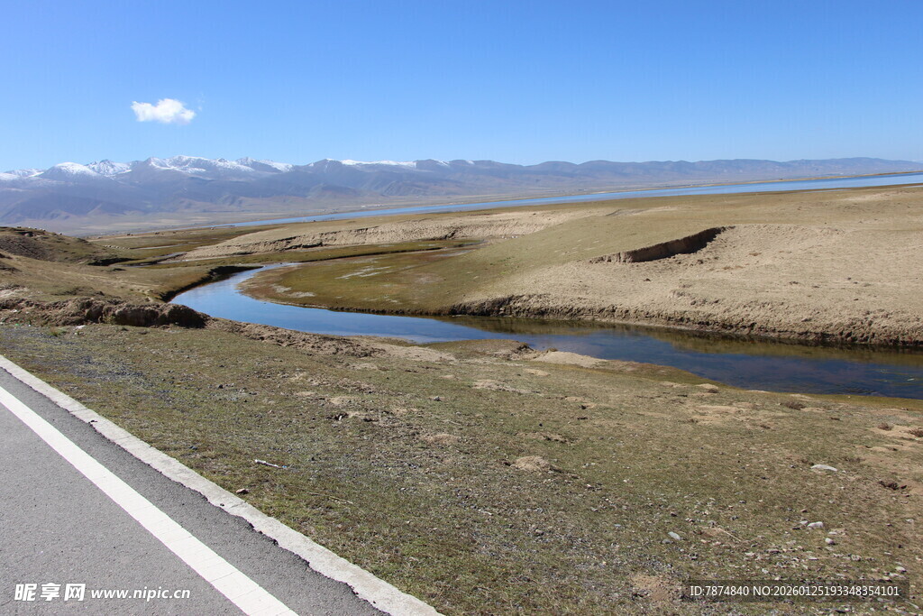 公路旁的蜿蜒河流与远山