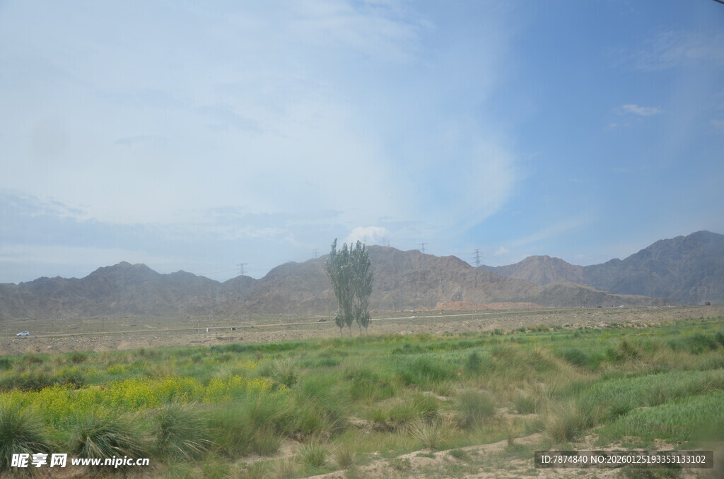 田野风光中的远山与蓝天