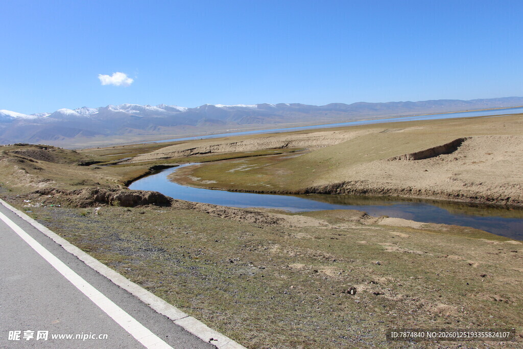 公路旁的旷野与蜿蜒小河