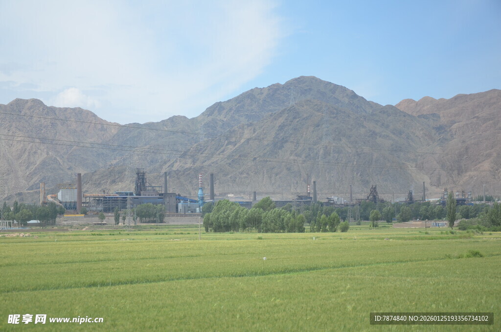 广袤田野与远处山峦风光