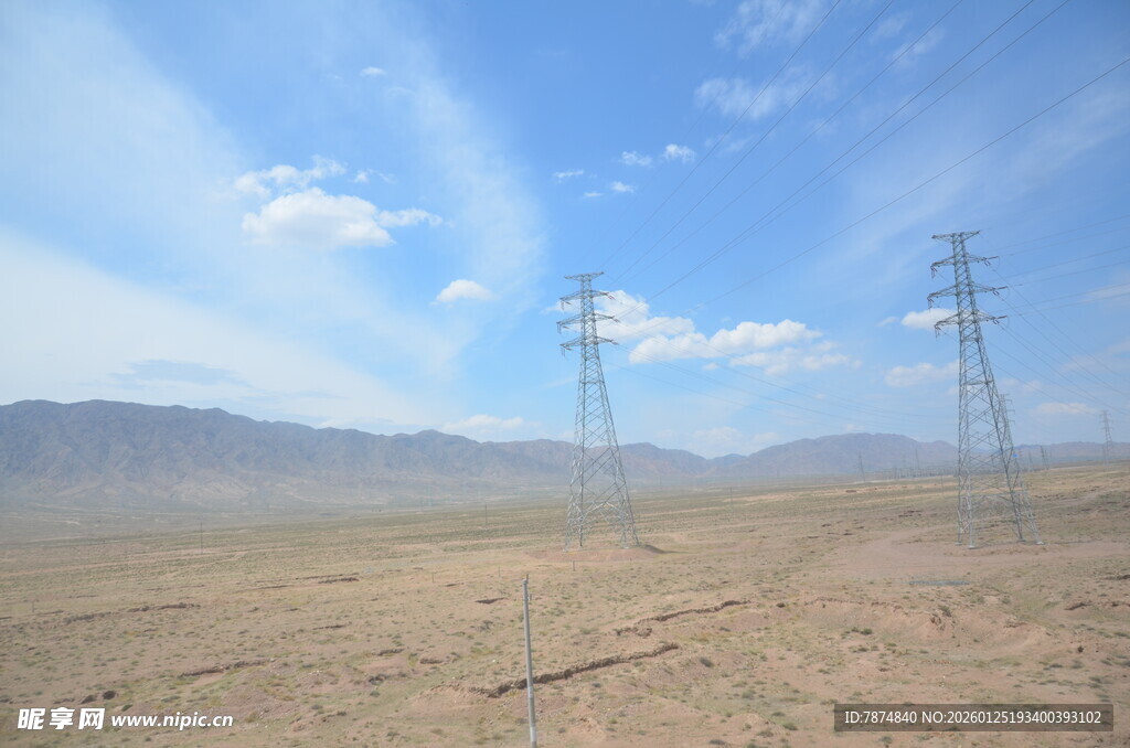 荒漠中的输电塔