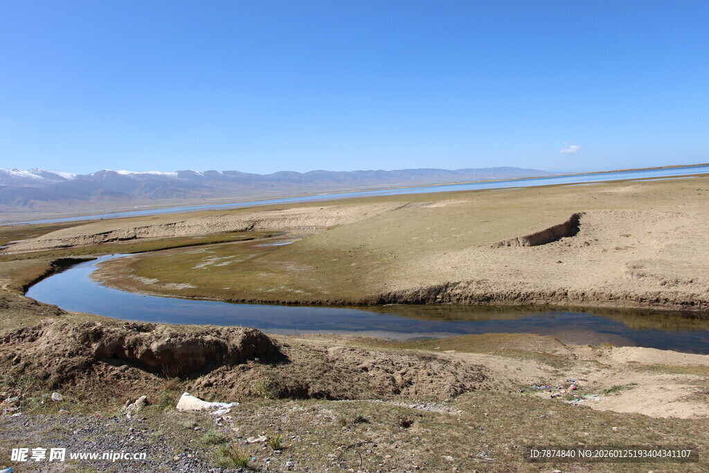 草原蜿蜒河流自然美景