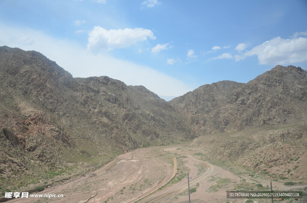 山间蜿蜒土路 壮美风光