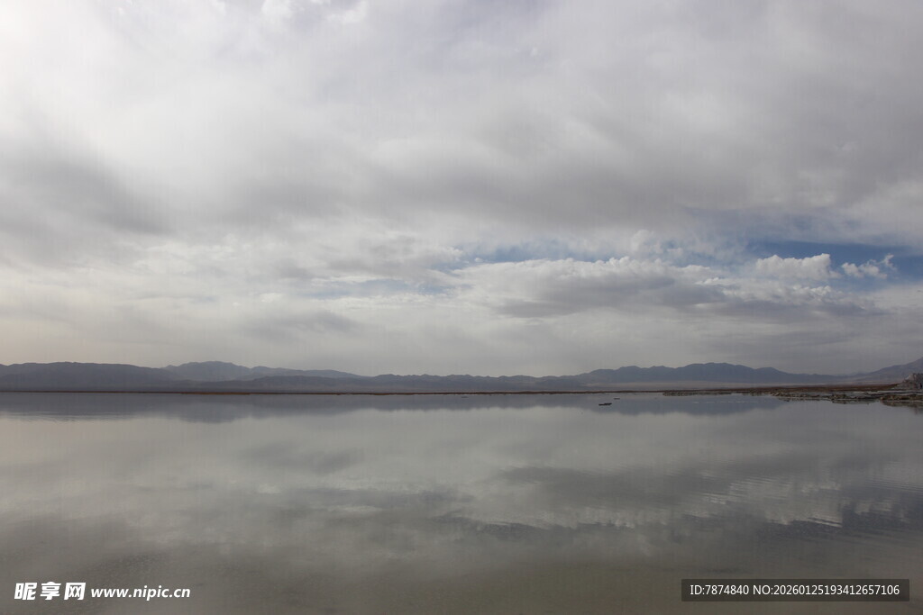 平静湖面与天空的自然景象