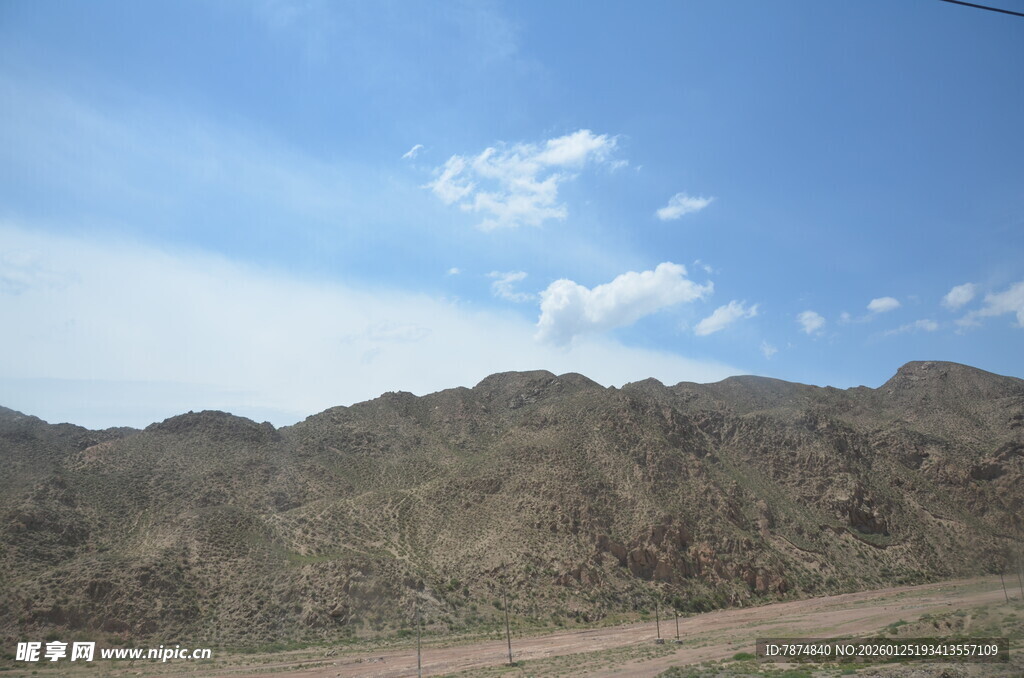 壮丽山景与蓝天