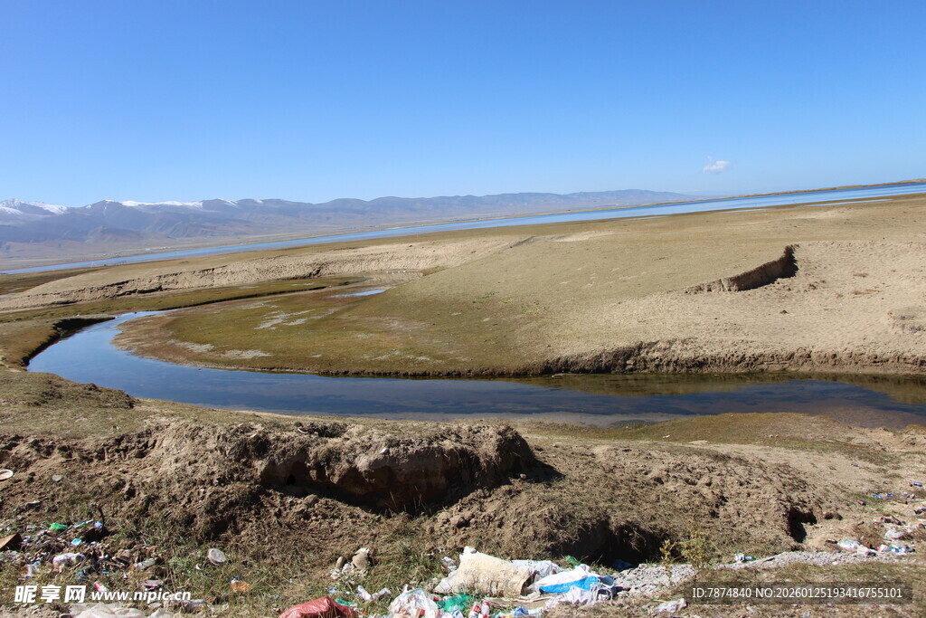 蜿蜒河流穿荒漠景观