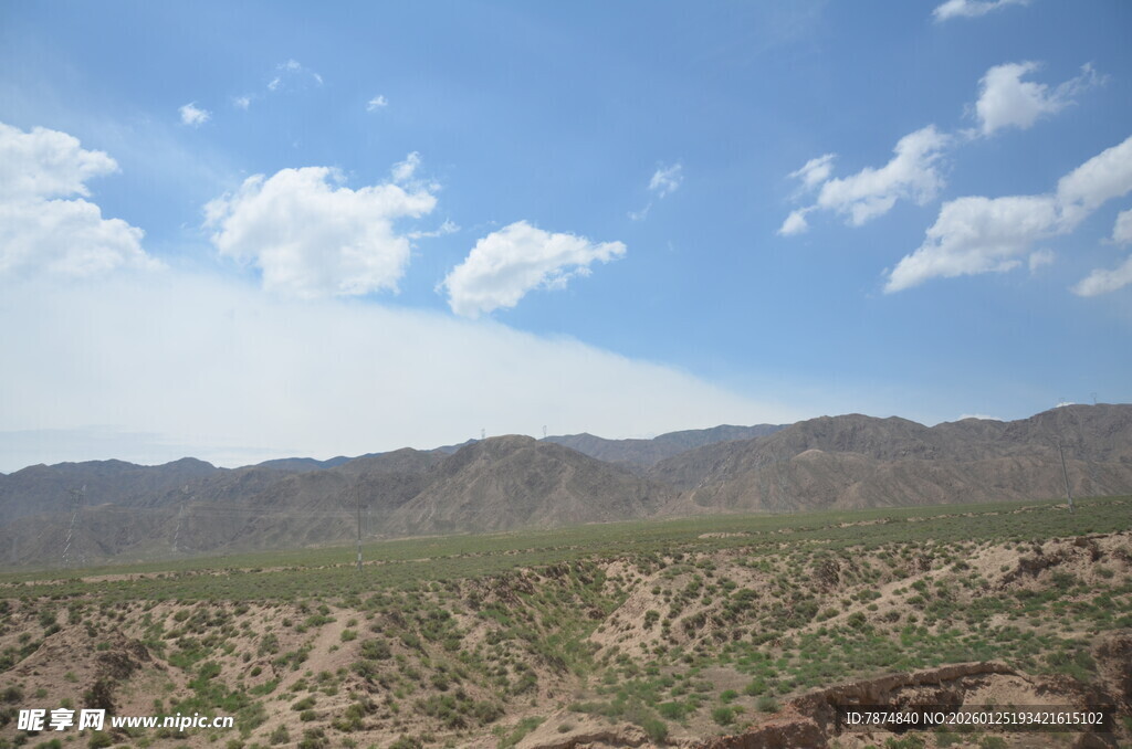 广袤荒漠与远处山峦景观