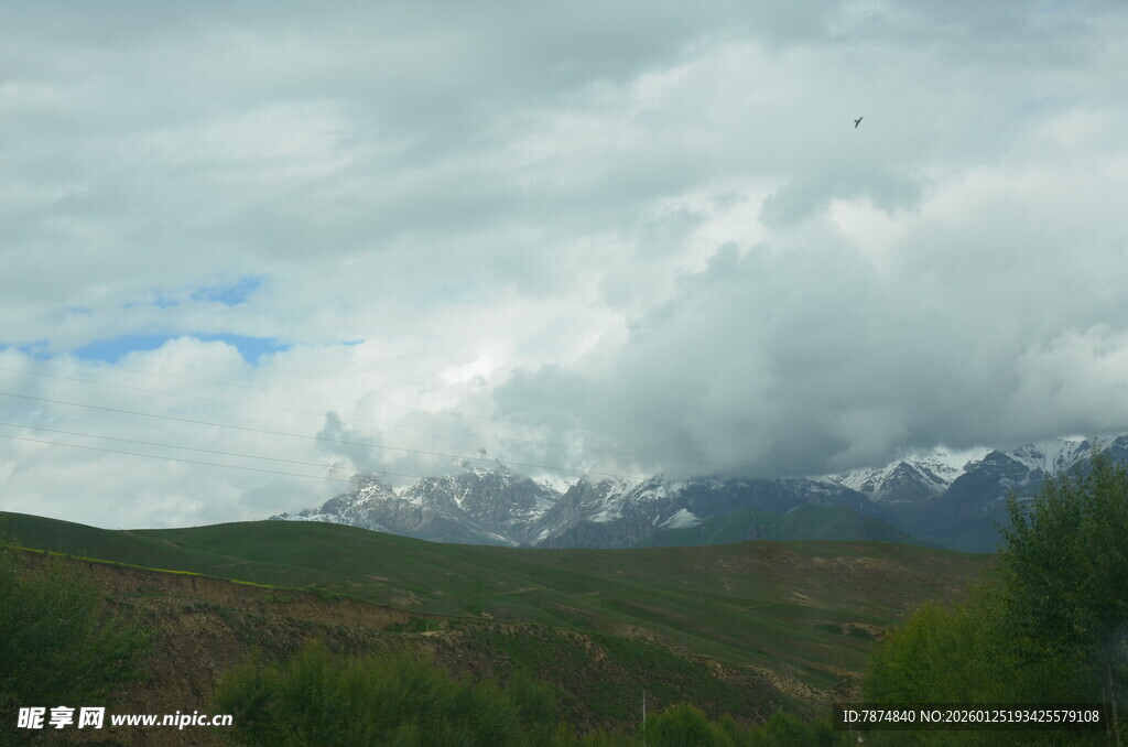 山间云雾缭绕的壮美景色