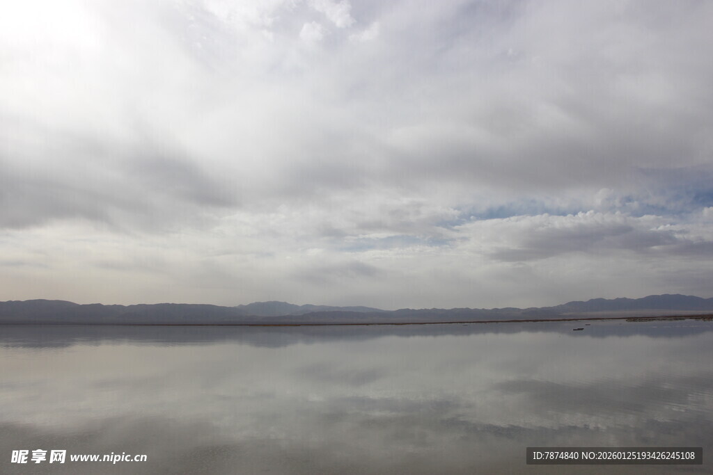 多云天气下的平静湖面