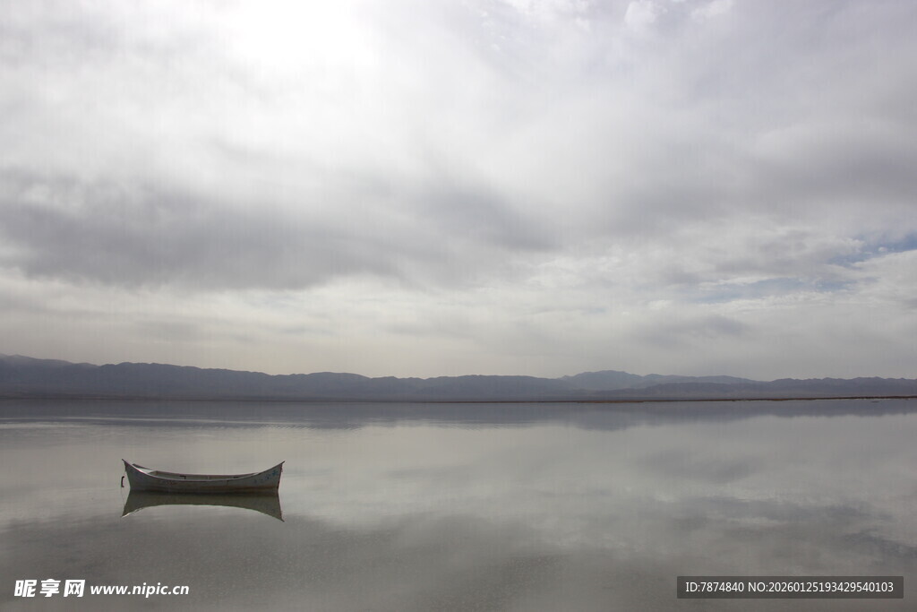 湖面孤舟 云雾缭绕之景