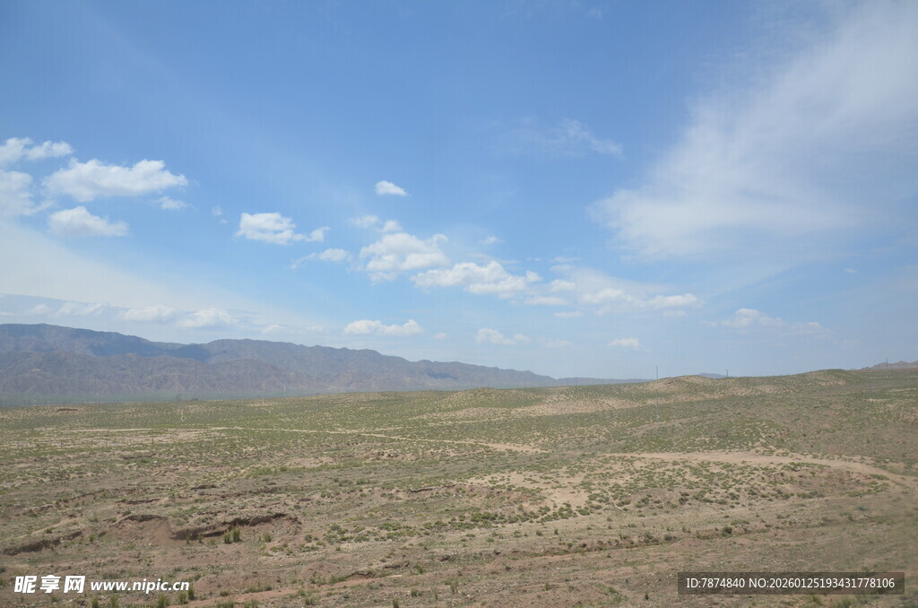 广袤旷野蓝天白云之景