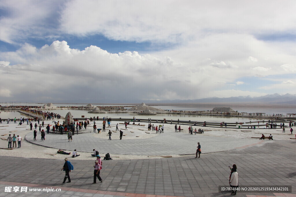 广场上的人群与开阔天空
