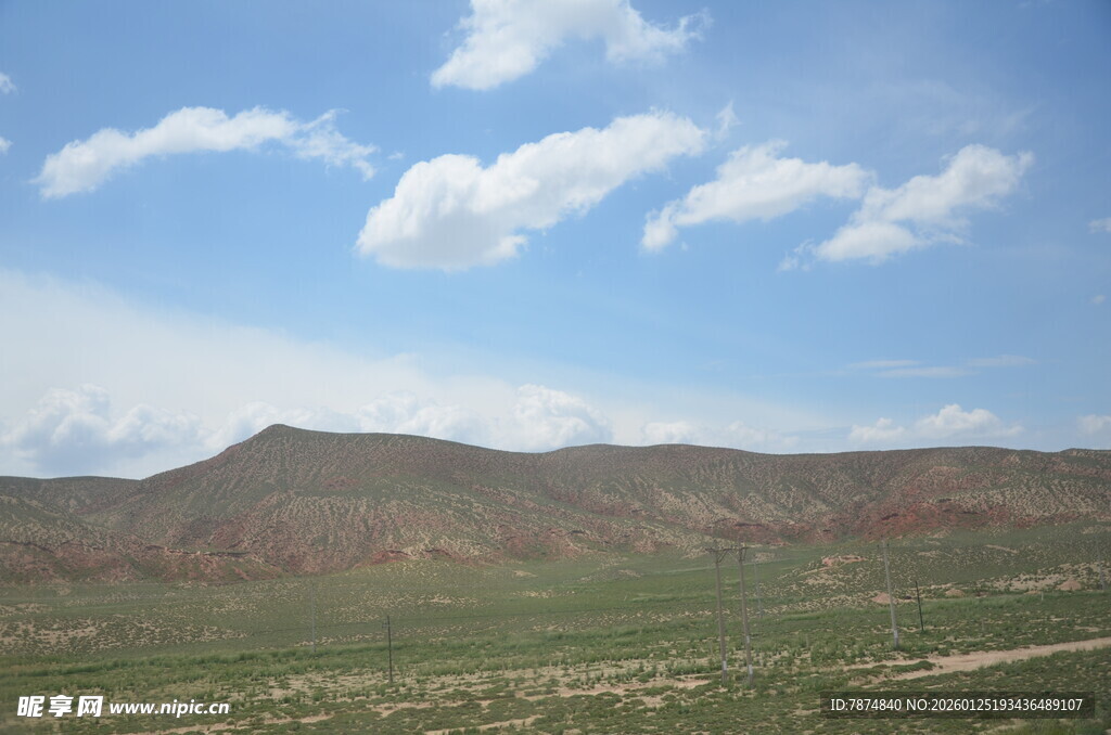 广袤草原与远山蓝天