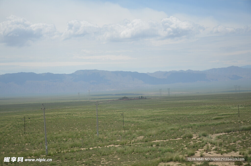 广袤草原与远处山峦景观