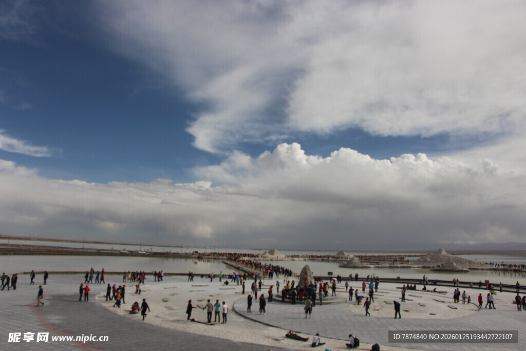 广阔广场上的人群与蓝天