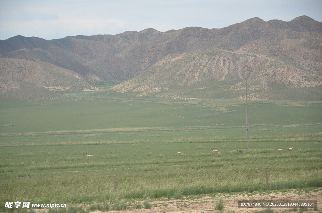 广袤草原与远山风景