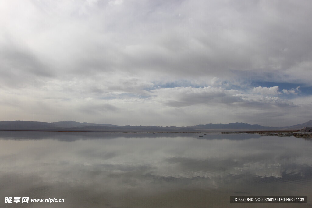 平静湖面与天空的自然景致