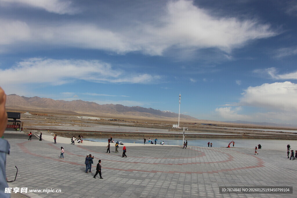 广阔广场上的人群与蓝天