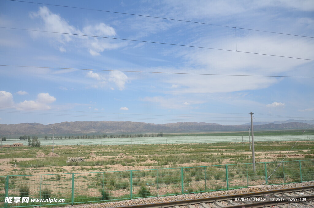 旷野铁轨旁的开阔风景