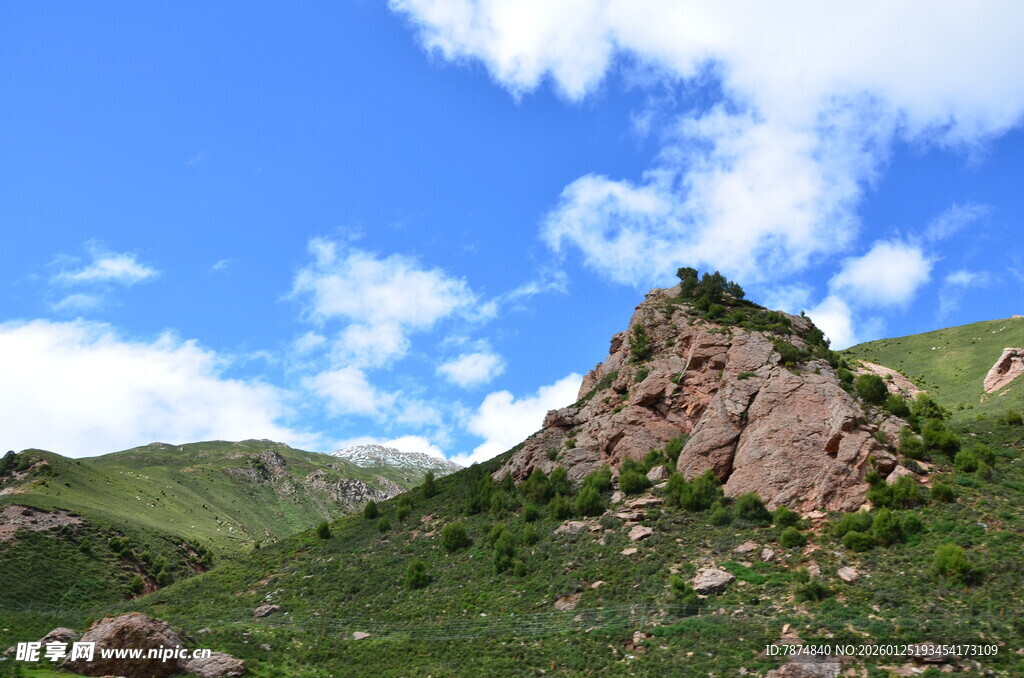 山间岩石与蓝天白云美景
