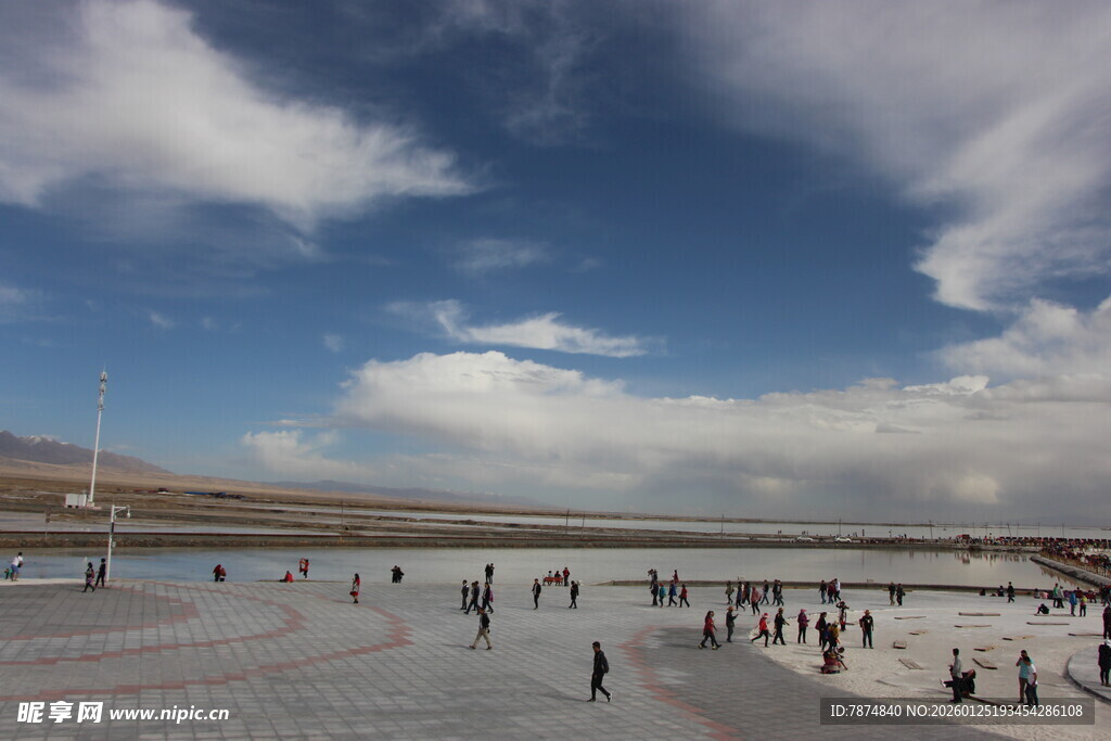 广场上的人群与蓝天白云