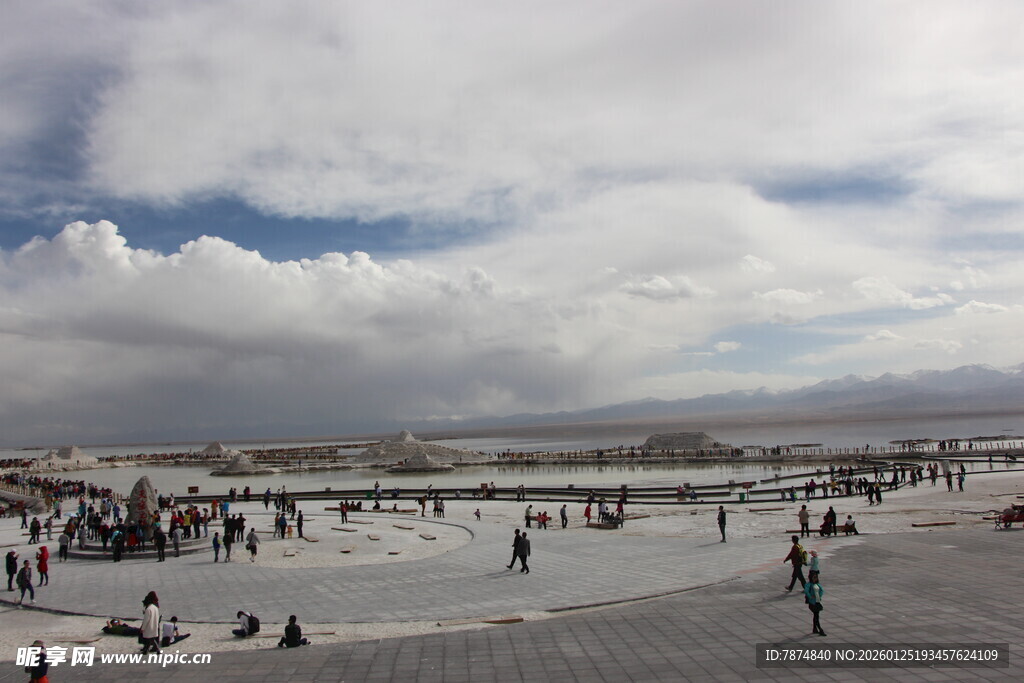 茶卡盐湖游人如织美景