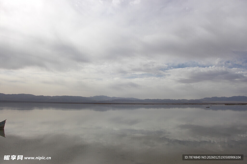 平静湖面与天空的自然景致