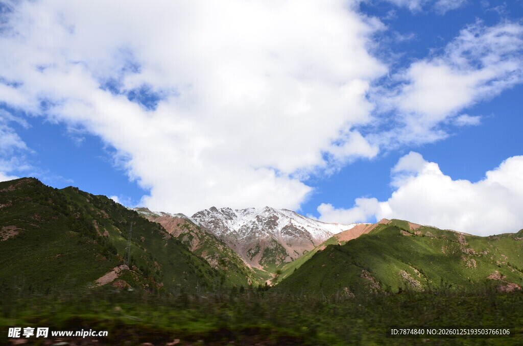 壮丽山景与蓝天白云