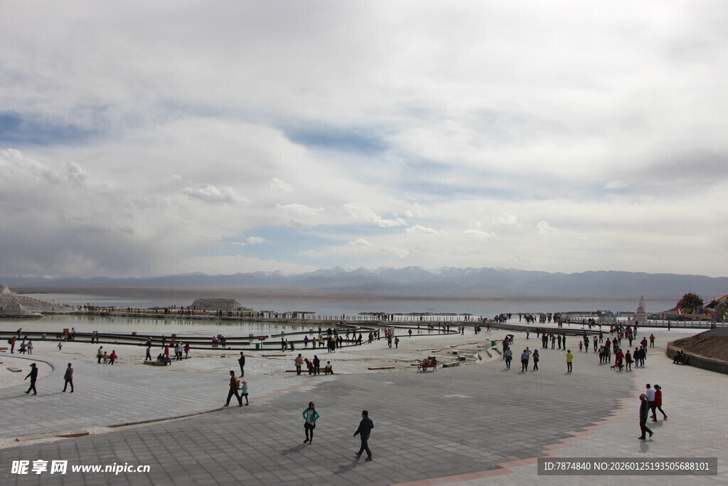 海边广场人群漫步景象