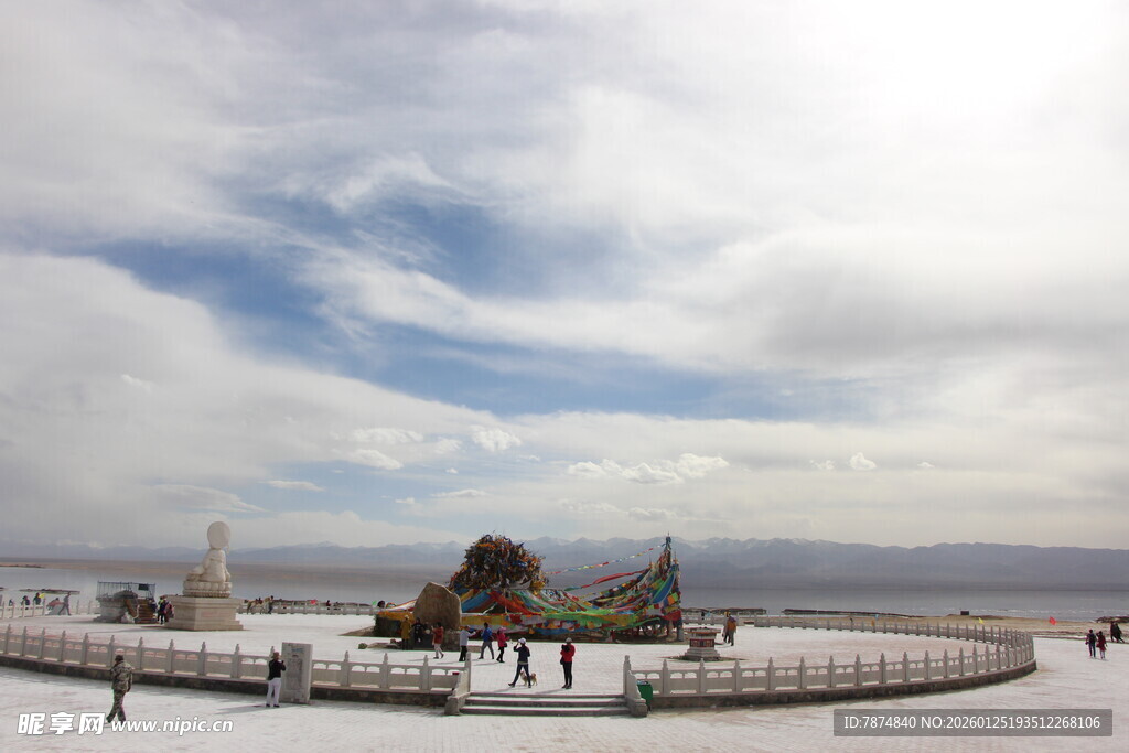 冬日湖畔雪景与游人