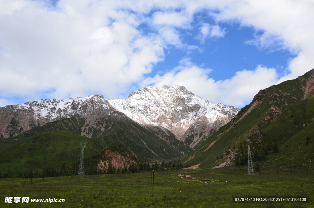 雪山下的翠绿山谷风光
