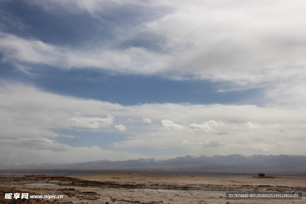 蓝天白云下的广袤荒原