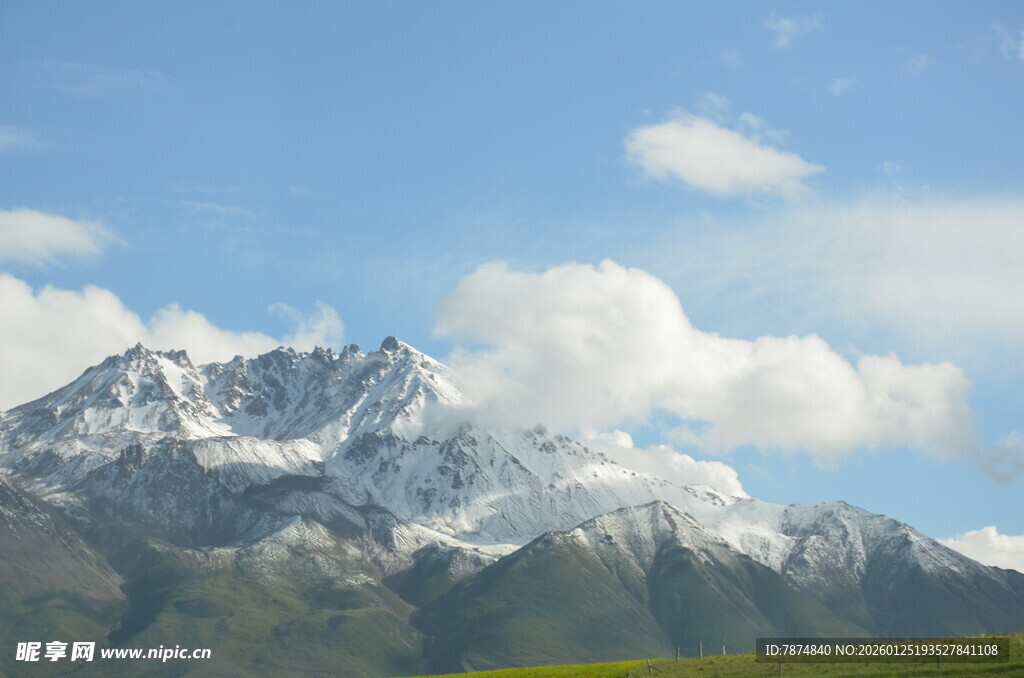 巍峨雪山映蓝天