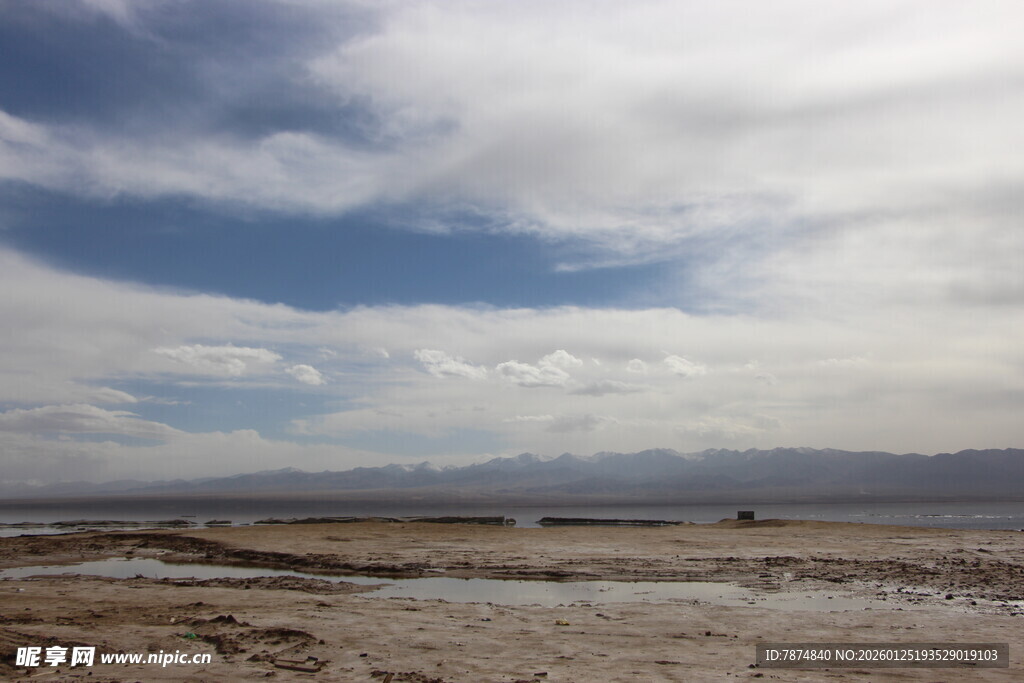 广袤荒原上的蓝天白云