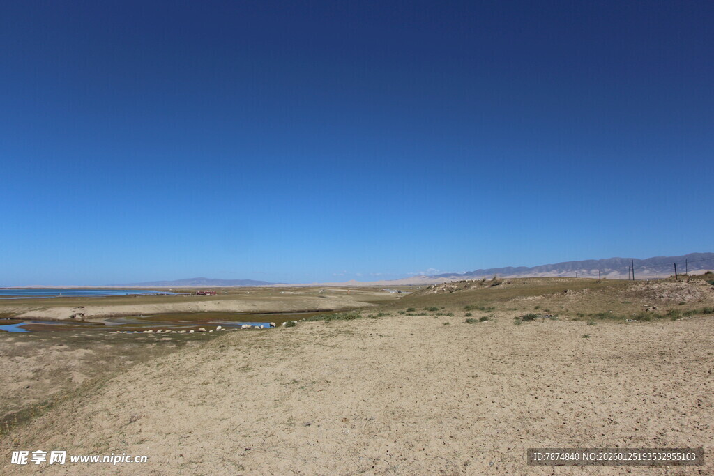 广阔荒原蓝天景象