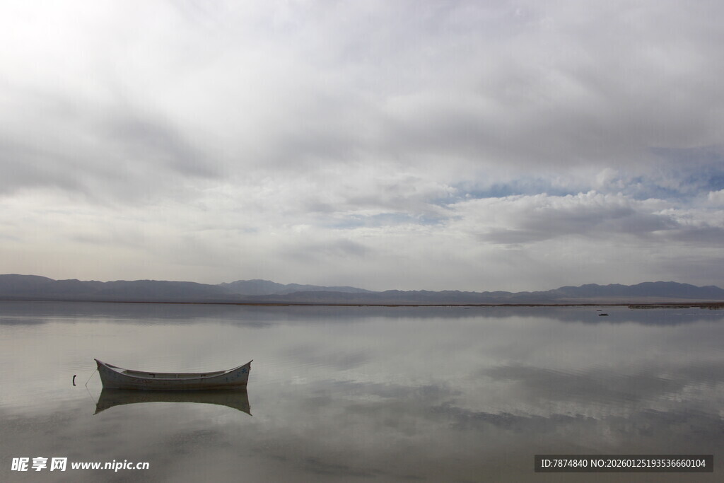 平静湖面中的孤舟