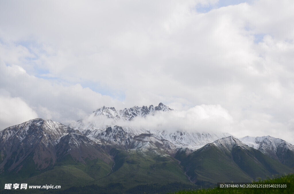 云雾缭绕的壮丽雪山