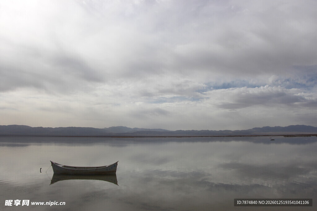 孤舟静泊于平静湖面
